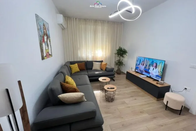 Tirane, jepet me qera apartament 2+1 Kati 1, 90 m² 950 € (prane Kafe Flora)