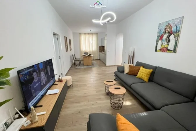 Tirane, jepet me qera apartament 2+1 Kati 1, 90 m² 950 € (prane Kafe Flora)