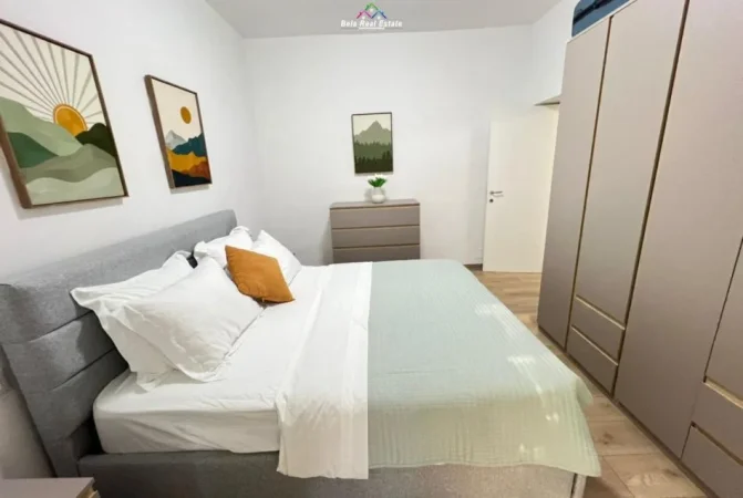 Tirane, jepet me qera apartament 2+1 Kati 1, 90 m² 950 € (prane Kafe Flora)