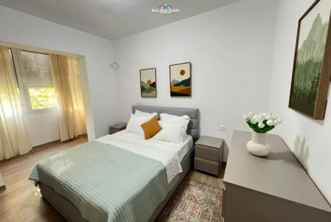 Tirane, jepet me qera apartament 2+1 Kati 1, 90 m² 950 € (prane Kafe Flora)