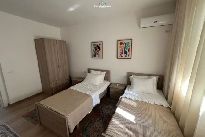 Tirane, jepet me qera apartament 2+1 Kati 1, 90 m² 950 € (prane Kafe Flora)