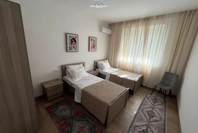 Tirane, jepet me qera apartament 2+1 Kati 1, 90 m² 950 € (prane Kafe Flora)