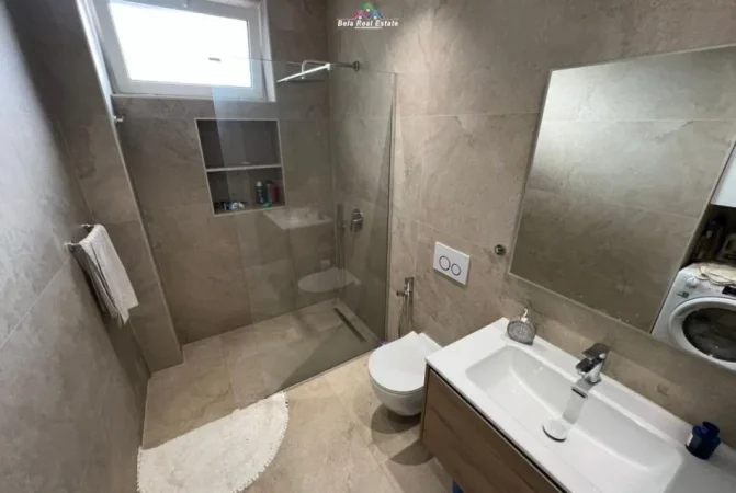 Tirane, jepet me qera apartament 2+1 Kati 1, 90 m² 950 € (prane Kafe Flora)