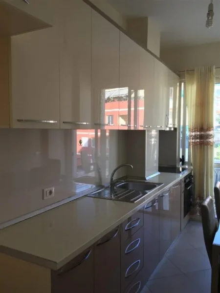Tirane, jepet me qera apartament 1+1 Kati 4, 67 m² 380 € (fresku)