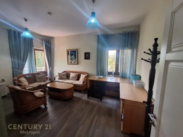 Tirane, jepet me qera Vile 4+1+Ballkon Kati 3, 455 m² 2.800 € (Farke e Madhe)