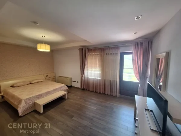 Tirane, jepet me qera Vile 4+1+Ballkon Kati 3, 455 m² 2.800 € (Farke e Madhe)