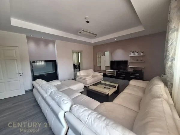 Tirane, jepet me qera Vile 4+1+Ballkon Kati 3, 455 m² 2.800 € (Farke e Madhe)