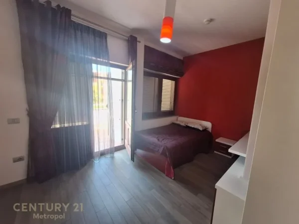 Tirane, jepet me qera Vile 4+1+Ballkon Kati 3, 455 m² 2.800 € (Farke e Madhe)