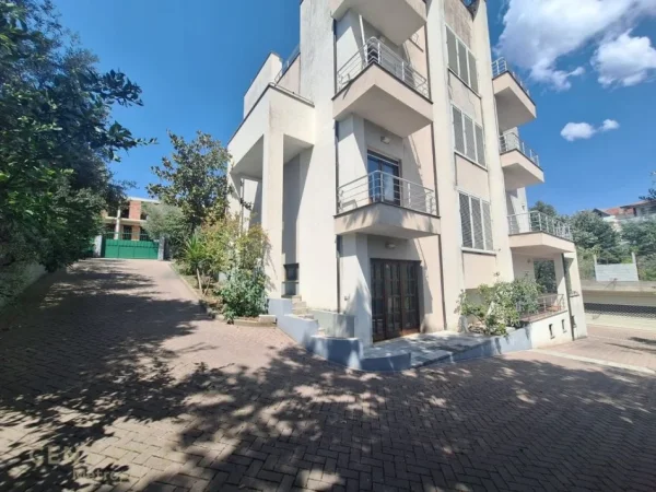 Tirane, jepet me qera Vile 4+1+Ballkon Kati 3, 455 m² 2.800 € (Farke e Madhe)