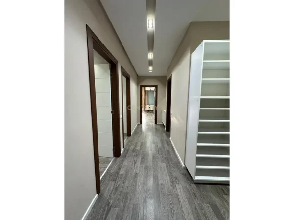 Tirane, jepet me qera apartament 3+1 Kati 6, 140 m² 1.400 € (Kodra e Diellit)