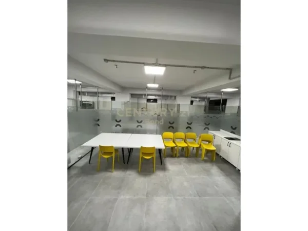 Tirane, jepet me qera magazine Kati 0, 1.200 m² 8.000 € (Kthesa e Kamzes)