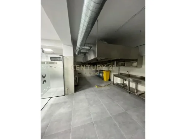 Tirane, jepet me qera magazine Kati 0, 1.200 m² 8.000 € (Kthesa e Kamzes)