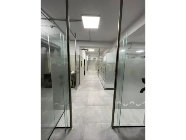 Tirane, jepet me qera magazine Kati 0, 1.200 m² 8.000 € (Kthesa e Kamzes)