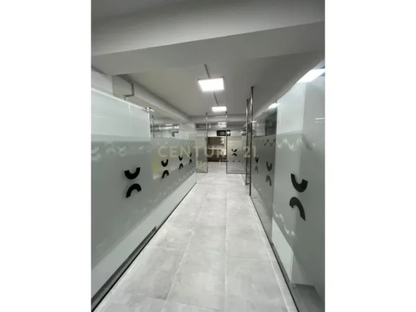 Tirane, jepet me qera magazine Kati 0, 1.200 m² 8.000 € (Kthesa e Kamzes)