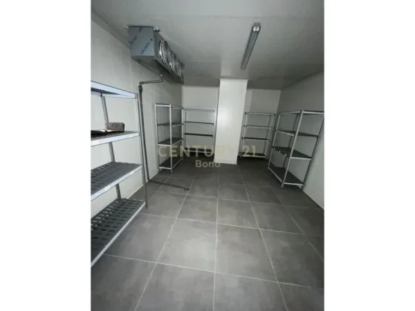 Tirane, jepet me qera magazine Kati 0, 1.200 m² 8.000 € (Kthesa e Kamzes)