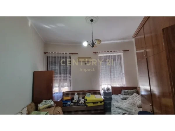 Tirane, jepet me qera apartament 3+1 Kati 5, 95 m² 800 € (Shallvaret)