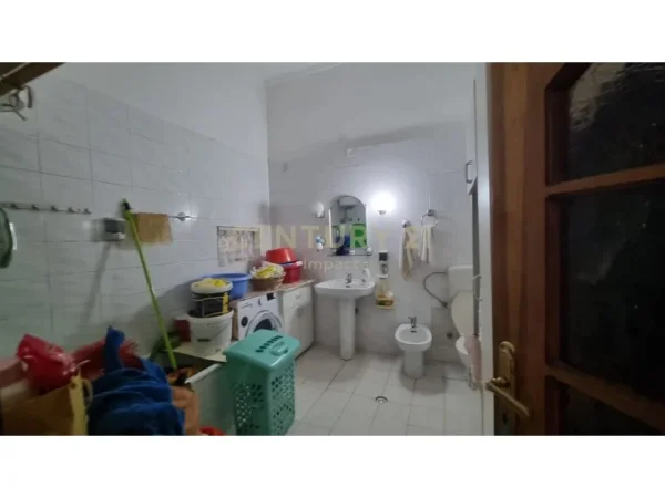 Tirane, jepet me qera apartament 3+1 Kati 5, 95 m² 800 € (Shallvaret)