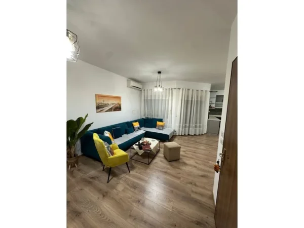 Tirane, jepet me qera apartament 2+1 Kati 3, 120 m² 600 € (Komuna Parisit)