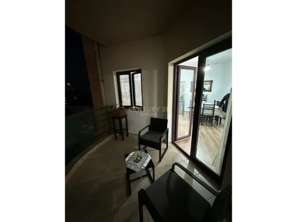 Tirane, jepet me qera apartament 2+1 Kati 3, 120 m² 600 € (Komuna Parisit)