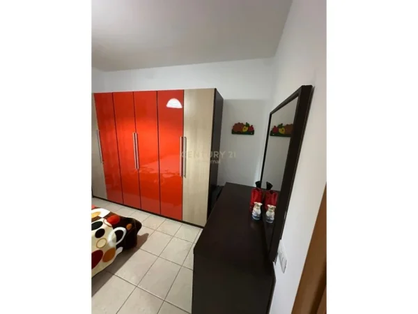 Tirane, jepet me qera apartament 2+1 Kati 3, 120 m² 600 € (Komuna Parisit)