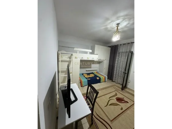 Tirane, jepet me qera apartament 2+1 Kati 3, 120 m² 600 € (Komuna Parisit)