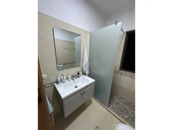 Tirane, jepet me qera apartament 2+1 Kati 3, 120 m² 600 € (Komuna Parisit)