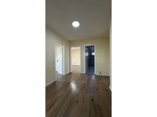 Tirane, jepet me qera zyre Kati 2, 80 m² 2.200 € (Toptani)