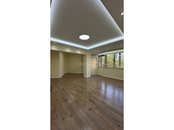 Tirane, jepet me qera zyre Kati 2, 80 m² 2.200 € (Toptani)
