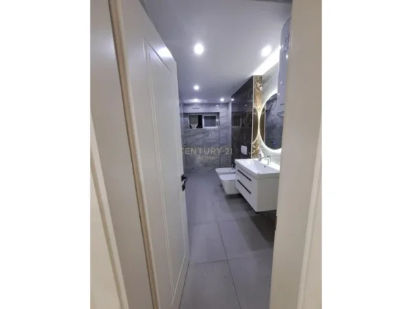 Tirane, jepet me qera zyre Kati 2, 80 m² 2.200 € (Toptani)
