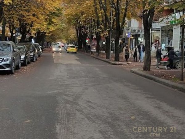 Tirane, shes ambjent biznesi Kati 0, 45 m² (Ish Bllok)