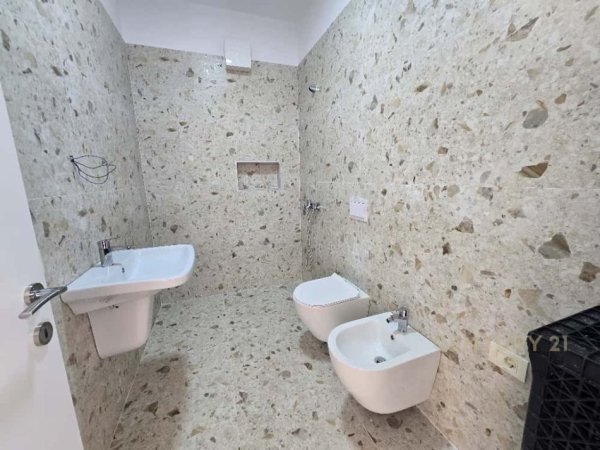 Tirane, jepet me qera zyre Kati 5, 75 m² 500 € (Mine Peza)