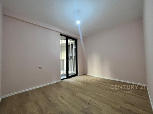 Tirane, jepet me qera zyre Kati 8, 117 m² 700 € (Mine Peza)