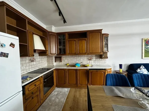 Tirane, jepet me qera apartament 2+1 Kati 5, 120 m² 900 € (Shallvaret)