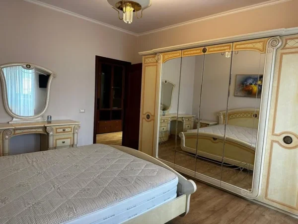 Tirane, jepet me qera apartament 2+1 Kati 5, 120 m² 900 € (Shallvaret)