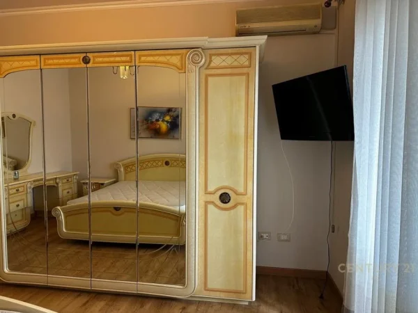 Tirane, jepet me qera apartament 2+1 Kati 5, 120 m² 900 € (Shallvaret)