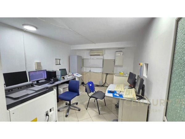 Tirane, jepet me qera ambjent biznesi Kati 6, 1.600 m² 13.000 € (SpitalinUshtarak)