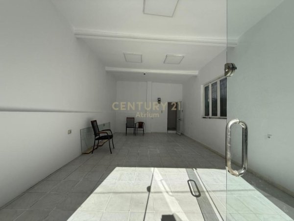 Tirane, jepet me qera ambjent biznesi Kati 0, 44 m² 300 € (Komisariati nr 1)