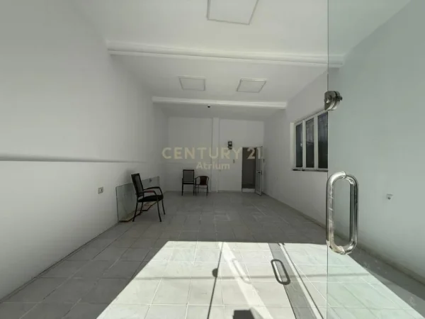 Tirane, jepet me qera ambjent biznesi Kati 0, 44 m² 300 € (Komisariati nr 1)