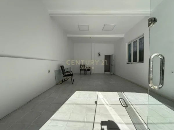 Tirane, jepet me qera ambjent biznesi Kati 0, 44 m² 300 € (Komisariati nr 1)