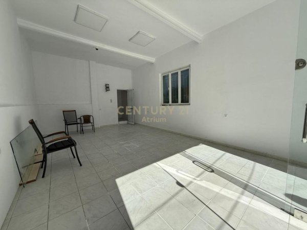 Tirane, jepet me qera ambjent biznesi Kati 0, 44 m² 300 € (Komisariati nr 1)