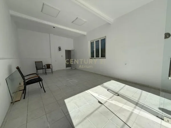 Tirane, jepet me qera ambjent biznesi Kati 0, 44 m² 300 € (Komisariati nr 1)