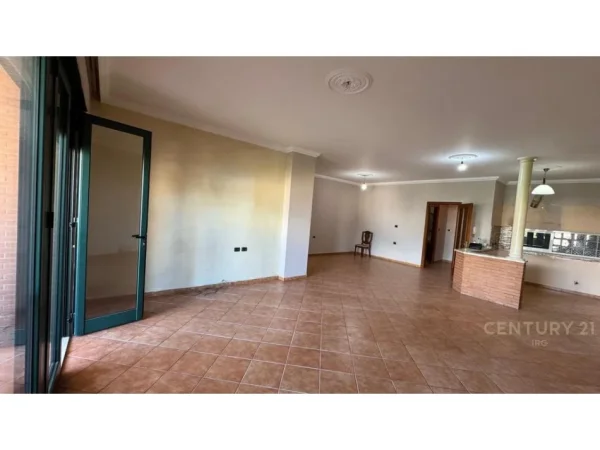Tirane, jepet me qera ambjent biznesi Kati 7, 175 m² 2.000 € (Ish Bllok)
