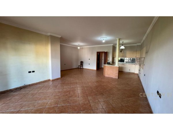 Tirane, jepet me qera ambjent biznesi Kati 7, 175 m² 2.000 € (Ish Bllok)