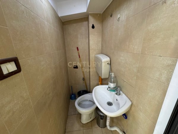 Tirane, jepet me qera ambjent biznesi Kati 0, 30 m² 450 € (Rruga e Durresit)