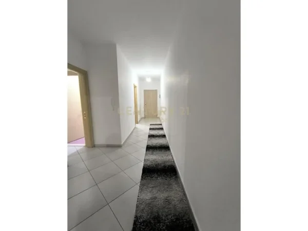 Tirane, jepet me qera apartament 3+1 Kati 3, 120 m² 650 € (Unaza e Re)