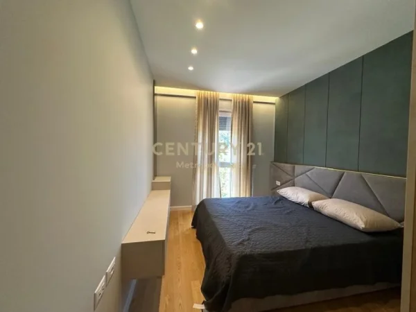 Tirane, jepet me qera apartament 3+1 Kati 1, 139 m² 1.500 € (Rose Garden)