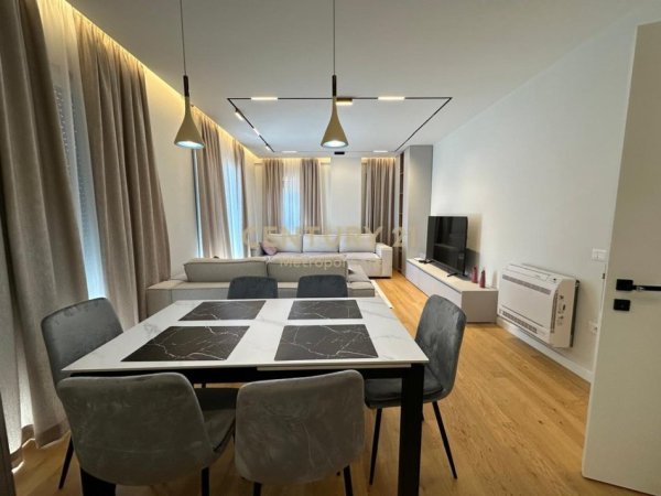 Tirane, jepet me qera apartament 3+1 Kati 1, 139 m² 1.500 € (Rose Garden)