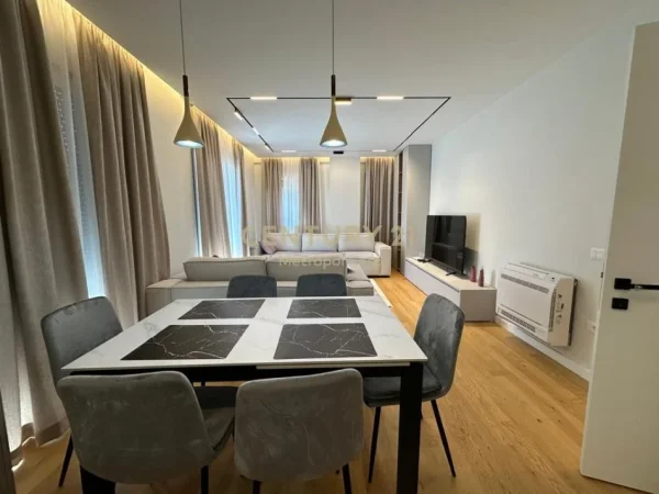 Tirane, jepet me qera apartament 3+1 Kati 1, 139 m² 1.500 € (Rose Garden)