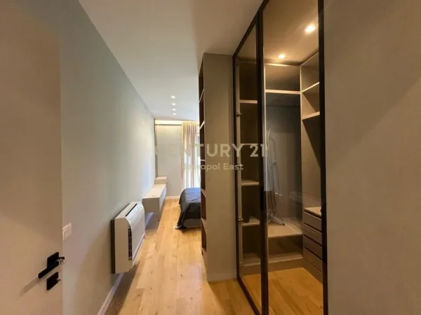 Tirane, jepet me qera apartament 3+1 Kati 1, 139 m² 1.500 € (Rose Garden)