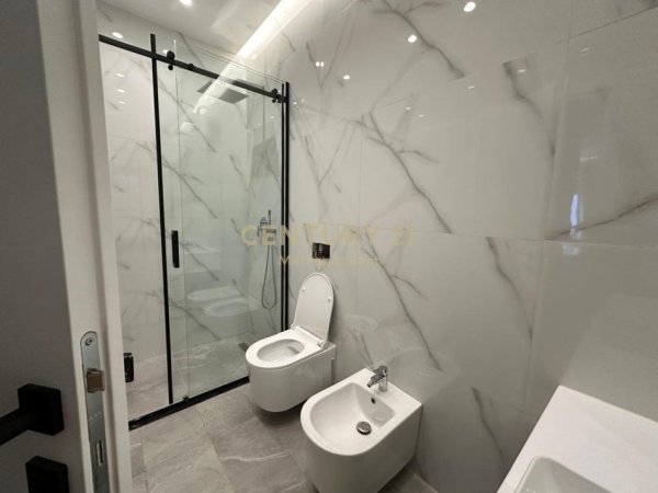 Tirane, jepet me qera apartament 3+1 Kati 1, 139 m² 1.500 € (Rose Garden)